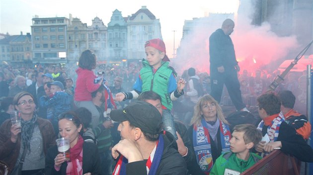 Hri Viktorie Plze slavili se svmi fanouky mistrovsk titul. (30.5.2015)