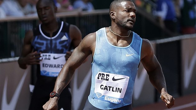 Americk sprinter Justin Gatlin kontroluje pohledem asomru po svm vtzstv v bhu na 200 metr na mtinku v Eugene.