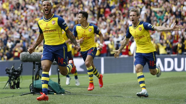 Radost fotbalist Arsenalu ve finle FA Cupu proti Aston Ville