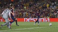 Barcelonský Neymar stílí gól ve finále Královského poháru do sít Athletiku...
