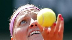 SERVIS. Petra Kvitová ve tetím kole na Roland Garros.