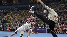 Brankář Veszpremu Mirko Alilovič zasahuje proti šanci Joana Canellase z Kielu. Brankář Veszpremu Mirko Alilovič zasahuje proti šanci Joana Canellase z Kielu.