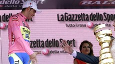 TROFEJ U JE BLÍZKO. Alberto Contador po triumfu na Giru.