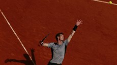 Andy Murray se chystá podávat v zápase 3. kola Roland Garros s Nickem Kyrgiosem