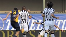 Luca Toni (vlevo) z Verony pálí do sít Juventusu Turín.