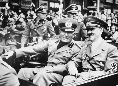 Adolf Hitler (vpravo) a Benito Mussolini pi schzce v roce 1938 v Mnichov