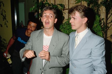 Zpvci Paul McCartney a David Bowie na londnskm multikoncertu Live Aid (1985)