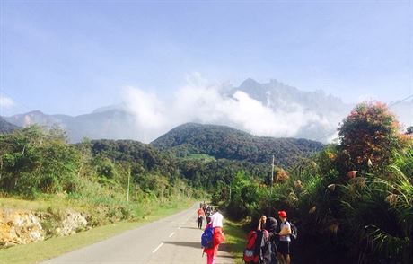Turisté opoutjí nejvyí horu Malajsie Kinabalu.