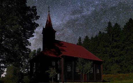 Kostel sv. Panny Marie na Gruni s hvzdnou oblohou v pozadí.