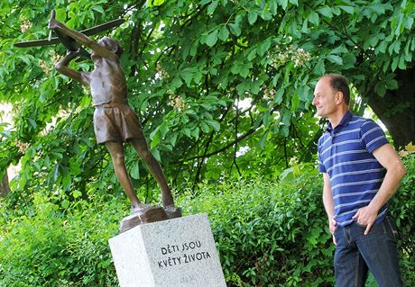 Otmar Homolka u obnovené sochy Chlapce s letadlem.