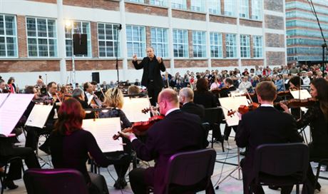 Zlínská filharmonie u koncertem v areálu bývalých Baových závod zakonila...