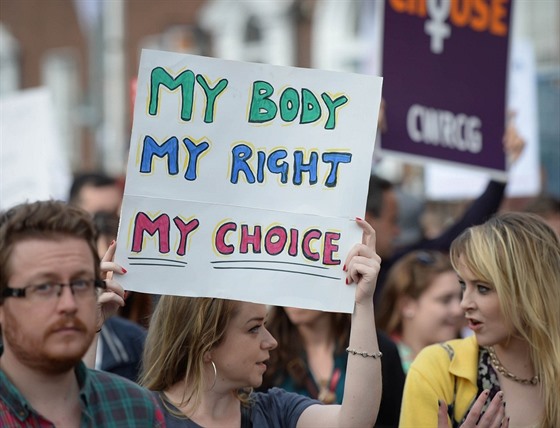 eny v Dublinu protestují za právo rozhodnout se o potratu samy. (9. ervna...