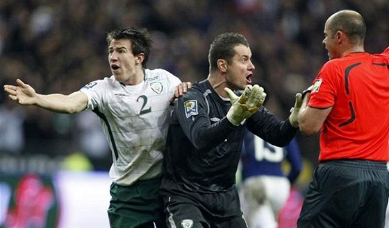 HENRYHO RUKA. Irtí fotbalisté Sean St Ledger (vlevo) a Shay Given reklamují ruku u rozhodího Martina Hanssona. Ale marn.