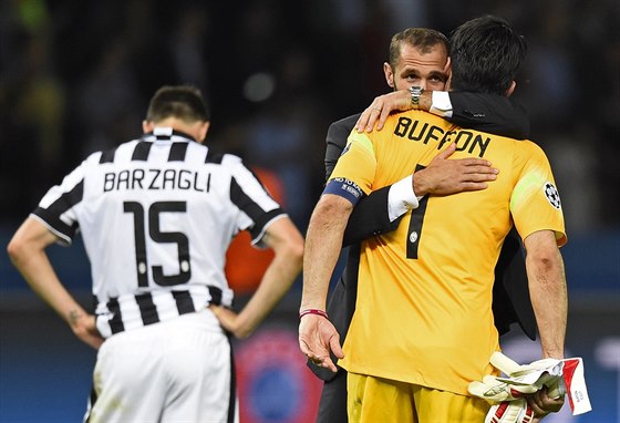 NEVADÍ..Gianluigiho Buffona po prohraném finále Ligy mistr utuje Giorgio...
