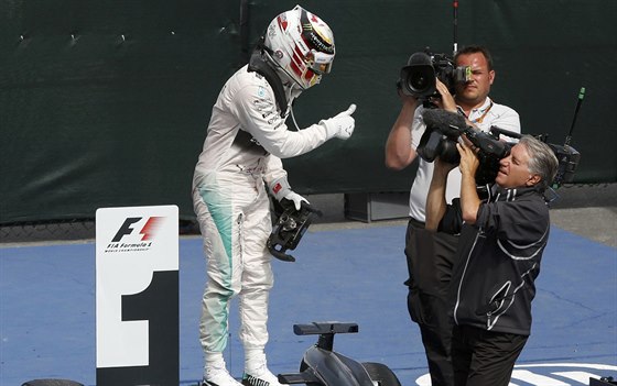 Vítzné gesto Lewise Hamiltona po dalím triumfu. Tentokrát jezdec Mercedesu...