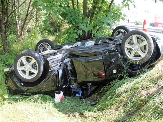 idi v Chebu narazil do sloupu veejného osvtlení a pevrátil auto na stechu.