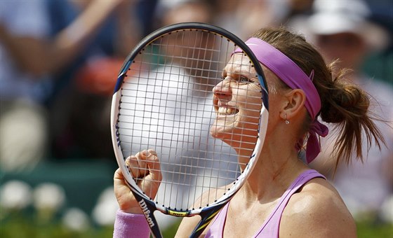 eská tenistka Lucie afáová se usmívá po postupu do semifinále Roland Garros.