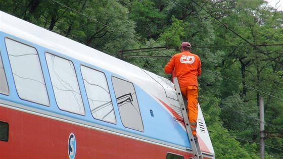 Porucha trakního vedení komplikovala provoz na eleznici mezi Smíchovem a...