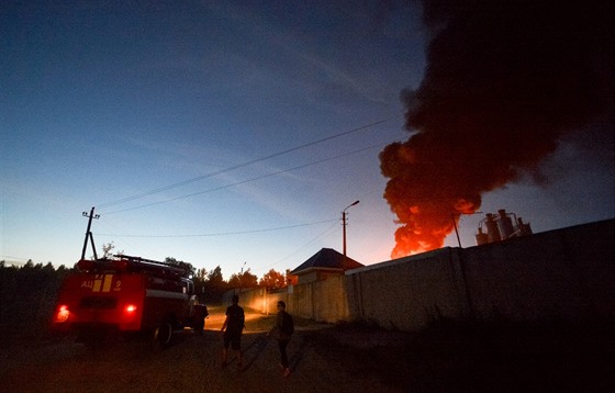 Mohutný poár zachvátil ropné zásobníky v obci Vasylkiv 30 kilometr od Kyjeva...