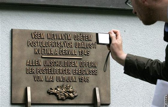 Bronzová pamtní deska pipomíná obti postoloprtského masakru. (3. 6. 2010)