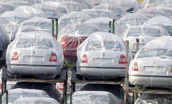 Na poklesech prodej mohou zákazníci vydlat v podob levnjích aut. Ilustraní foto