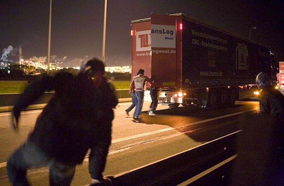Benci se snaí naskoit do kamionu u francouzského Calais.