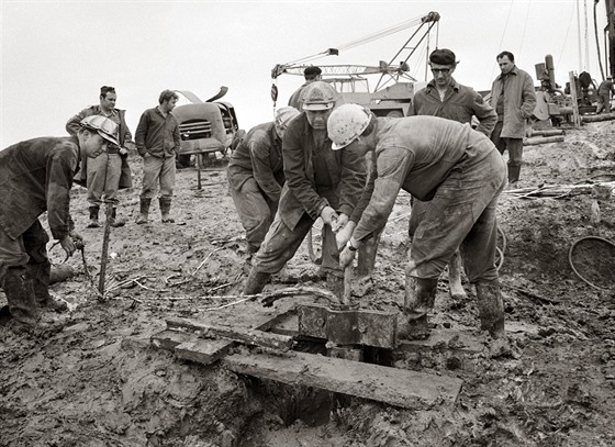 Záchranné práce na zaplaveném dole v ardicích na Hodonínsku (10. ervna 1970)