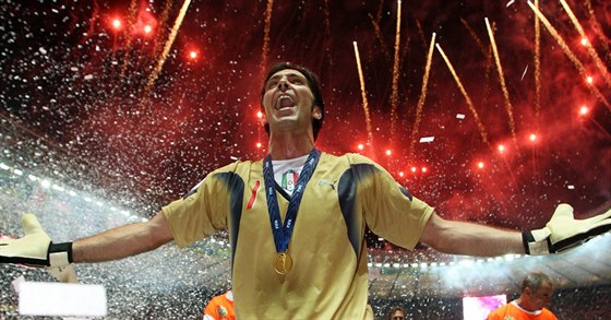 ZLATÁ MEDAILE NA KRKU, V ZÁDECH OHOSTROJ. Gianluigi Buffon je novým fotbalovým...