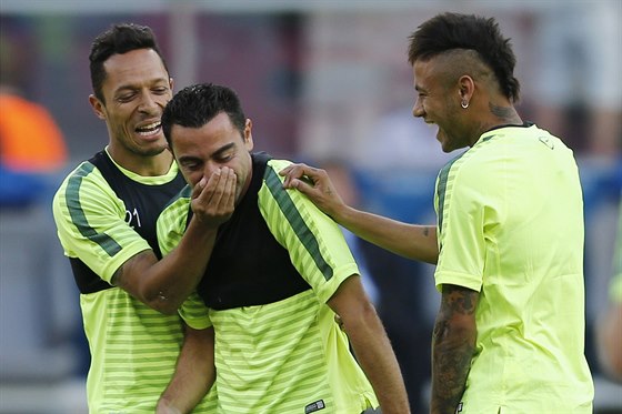SRANDIKY NA TRÉNINKU. Xavi (uprosted), Neymar (vpravo) a Adriano z Barcelony...