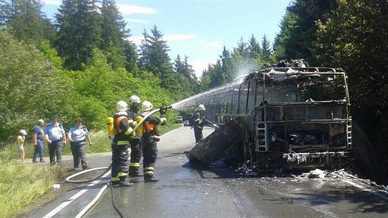 Na silnici I/19 v Borovn shoel autobus. Událost se obela bez zranní. (3....