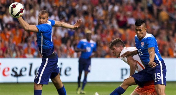 V tuto chvíli se sice nizozemský fotbalista Klaas-Jan Huntelaar (v bílém) proti...