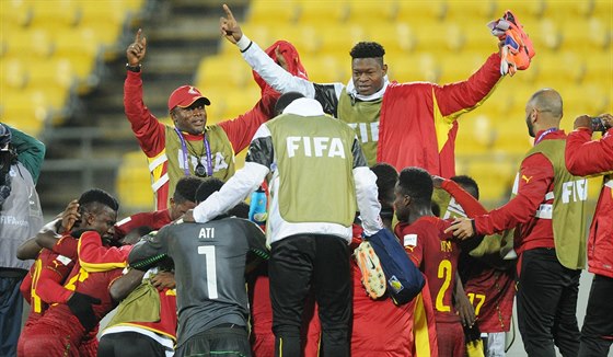 Fotbalisté Ghany slaví výhru nad Argentinou na MS do 20 let.