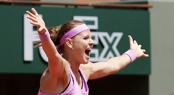 Lucie afáová se raduje z deblového titulu na Roland Garros.