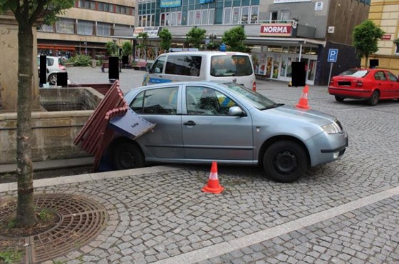 Fotografie z nehody, pi které idika patn zabrzdila své auto a to samo...