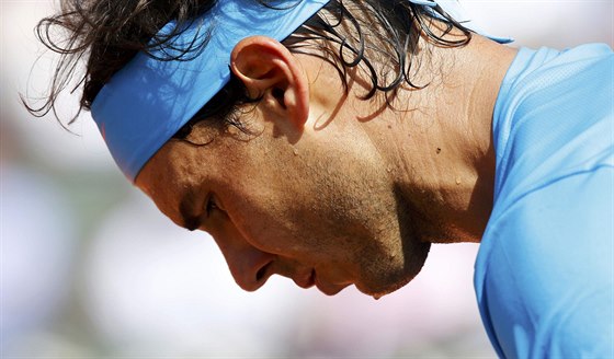 DINA. Rafael Nadal se v utkání s Novakem Djokoviem hodn zapotil.