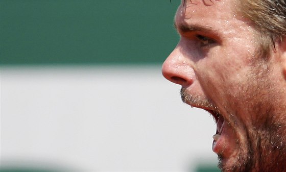 EMOCE. Stan Wawrinka po jedné z výmn v semifinále Roland Garros s...