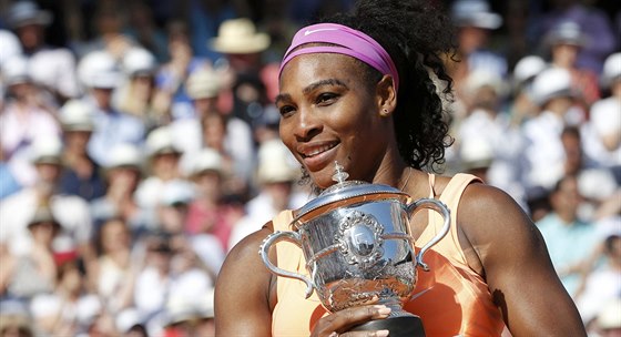 Serena Williamsová hrd pózuje s trofejí pro vítzku Roland Garros.