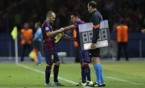 STÍDÁNÍ A LOUENÍ. Xavi Hernández (vpravo) pebírá kapitánskou pásku od Andrése Iniesty ve finále Ligy mistr s Juventusem. Zatímco Iniesta vyrazí pítí sezonu s Barcelonou za dalími trofejemi, Xavi odchází do Kataru.