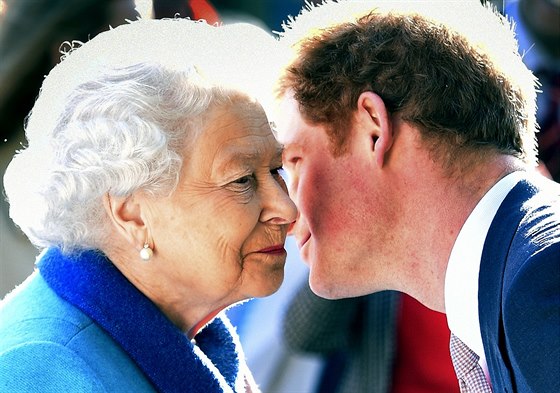 Britská královna Albta II. a její vnuk princ Harry (Londýn, 18. kvtna 2015)