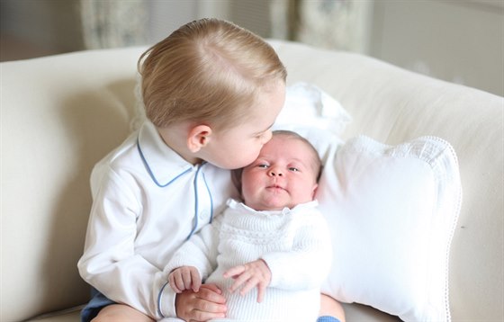 Britský princ George a jeho sestra princezna Charlotte na snímku, který v...