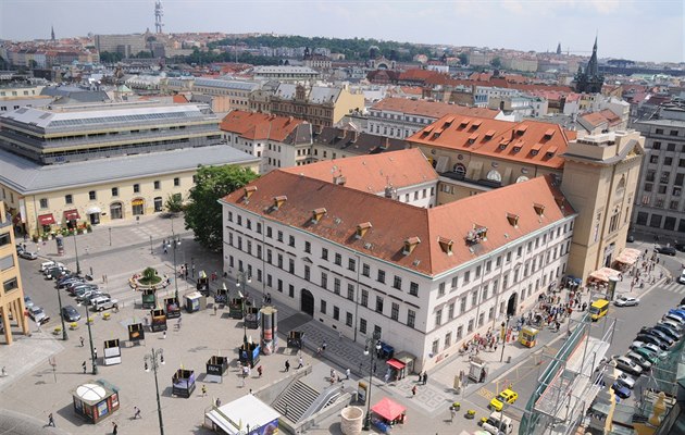 Trojkídlá budova na rohu námstí Republiky stojí na pdorysu o rozmrech...