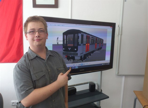 Martin Blecha se svým 3D modelem vozu praského metra.