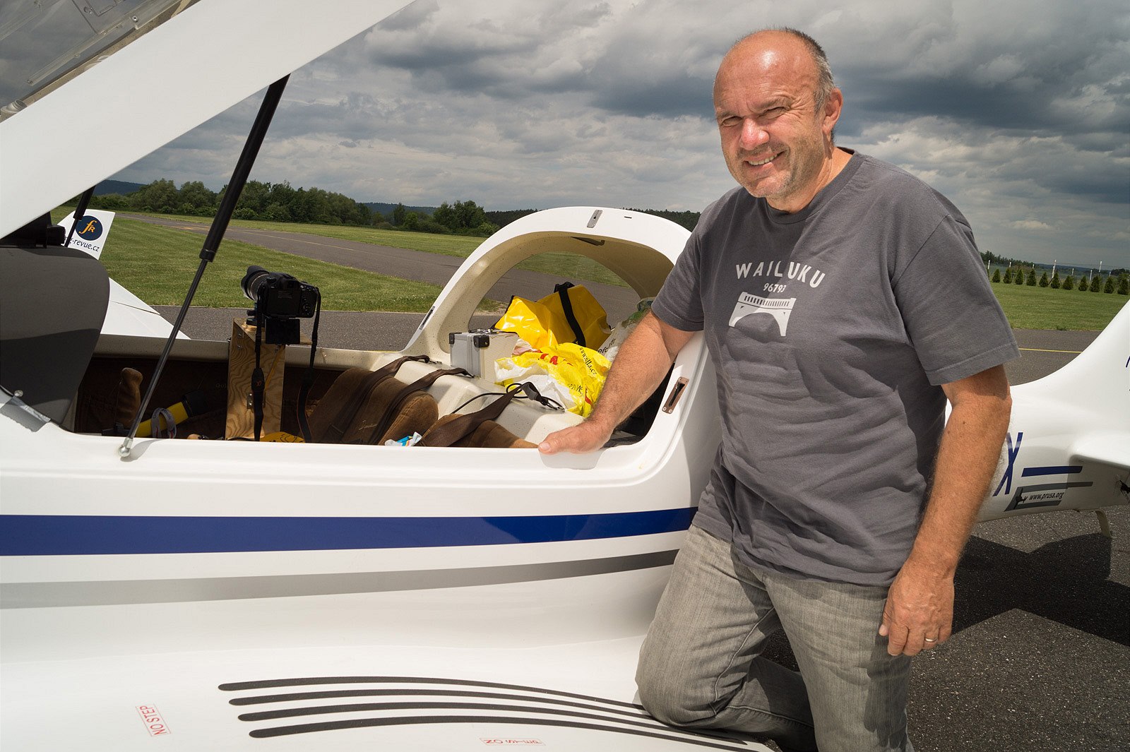 Pilot Jiří Pruša krátce po dosednutí na příbramském letišti. Pilot Jiří Pruša krátce po dosednutí na příbramském letišti.