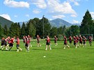 TRÉNINK POD HORAMI. Fotbalová jedenadvacítka se pátý den pipravuje v rakouském...
