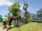 Instalace jedné ze soch Jakuba Flejšara na festival Sculpture line v Praze