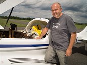 Pilot Jiří Pruša krátce po dosednutí na příbramském letišti. Pilot Jiří Pruša krátce po dosednutí na příbramském letišti.