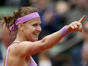 Lucie afov se raduje bhem osmifinlovho duelu Roland Garros s Mari...