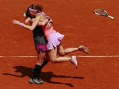 Lucie afov (vpravo) a Bethanie Mattekov-Sandsov se raduj z deblovho...