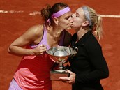 Lucie afov (vlevo) a Bethanie Mattekov-Sandsov s trofej pro vtzky...