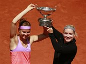 Lucie afov (vlevo) a Bethanie Mattekov-Sandsov s trofej pro vtzky...